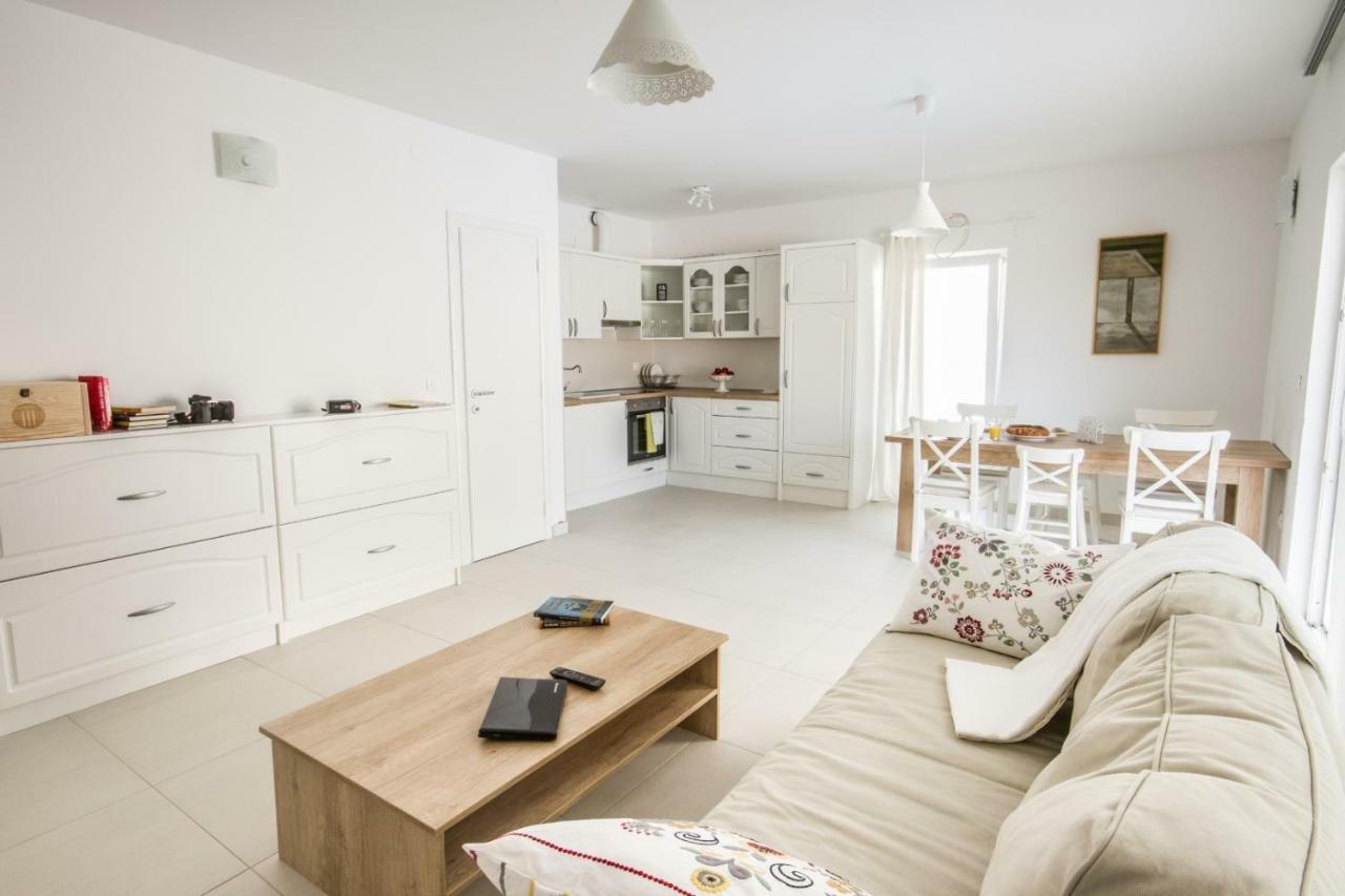 House Sunny Rock Baska Villa Buitenkant foto